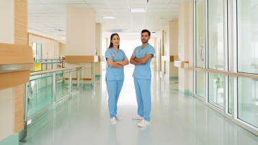 Wann erhalten Mitarbeiter im öffentlichen Gesundheitswesen ihre Dienstkleidung?