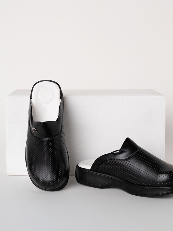 Siyah Kadın Doktor Hemşire Medikal Klasik Delikli Sabo Terlik