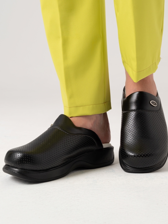 Siyah Kadın Doktor Hemşire Medikal Klasik Delikli Sabo Terlik