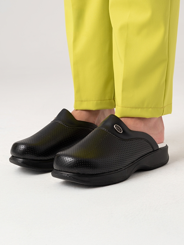 Siyah Kadın Doktor Hemşire Medikal Klasik Delikli Sabo Terlik